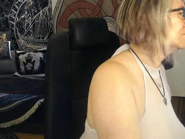 Offline 90dTitten on BongaCams