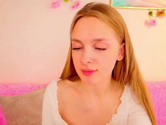 Offline CrimsonAura on BongaCams