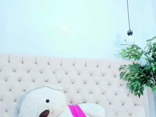 Victoria-Coleman — passionate kisses