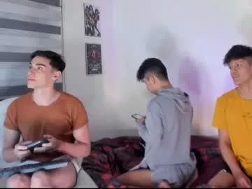 Freechat 2gays_1straight on Chaturbate