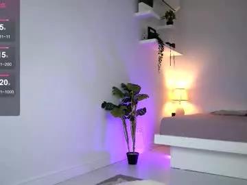 Freechat emahallee on Chaturbate