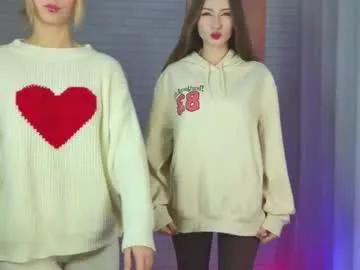 Freechat strawberryglow on Chaturbate