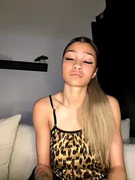 Group Honeyyyxo on StripChat