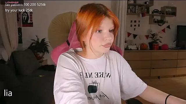 lil_lia — spread legs and rub pussy