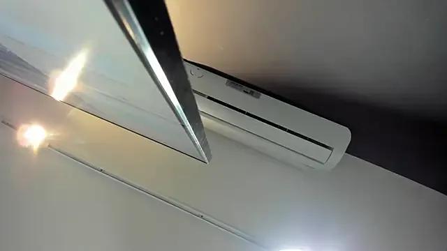 Freechat mia_milff on StripChat