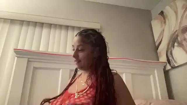 Freechat sweetnjuicyyy on StripChat