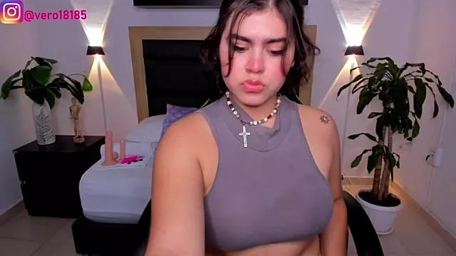 veronica185 on StripChat 